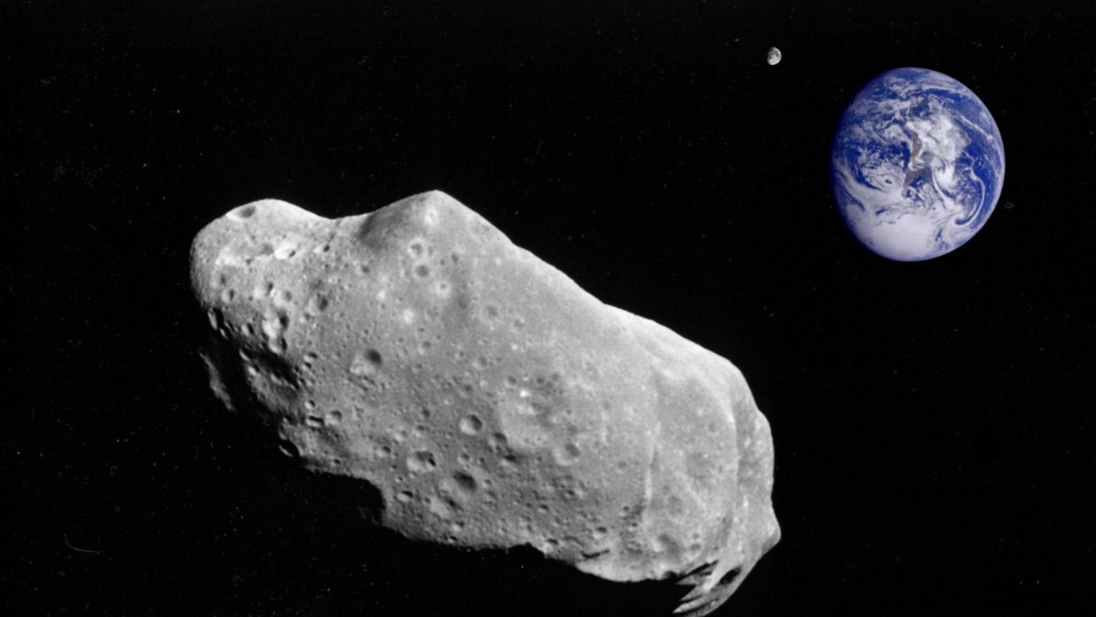 Enorm-asteroid-passerar-jorden